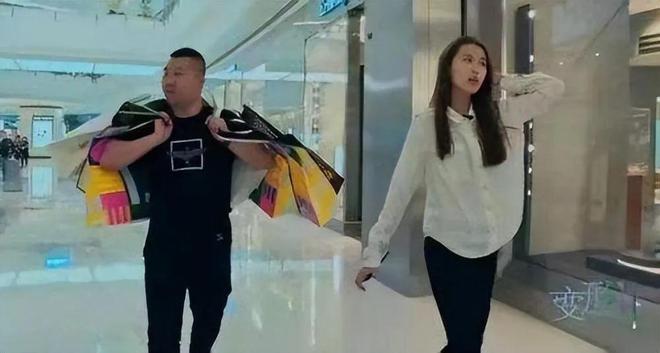 辽宁16岁“巨婴”：吃饭靠人喂出门专职司机每天花销过万如今过得怎样了？(图2)