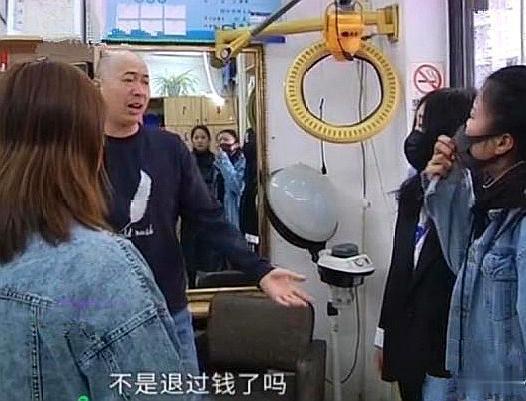易倍体育网站：女子花750元接头发相亲前一天却掉光了理发店：两年前的头发(图8)