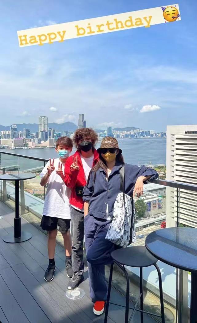 易倍体育网站：张柏芝长子彻底长残了五官不像谢霆锋非主流打扮真是随了妈(图6)