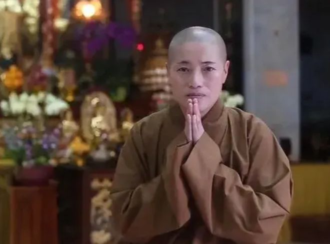 花尼姑释智定：白天当住持晚上开豪车东窗事发时屋里还藏着假发(图8)