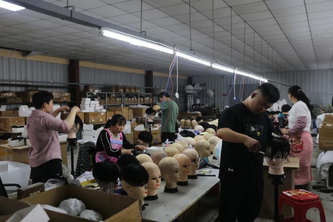 月薪两万！直播间里菏泽人想出这个办法卖假发！(图2)
