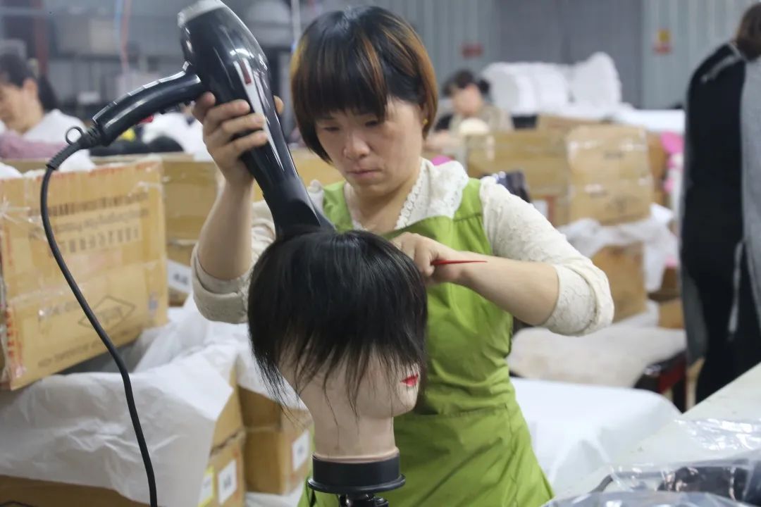 月薪两万！直播间里菏泽人想出这个办法卖假发！(图4)