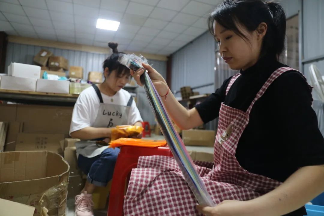月薪两万！直播间里菏泽人想出这个办法卖假发！(图5)