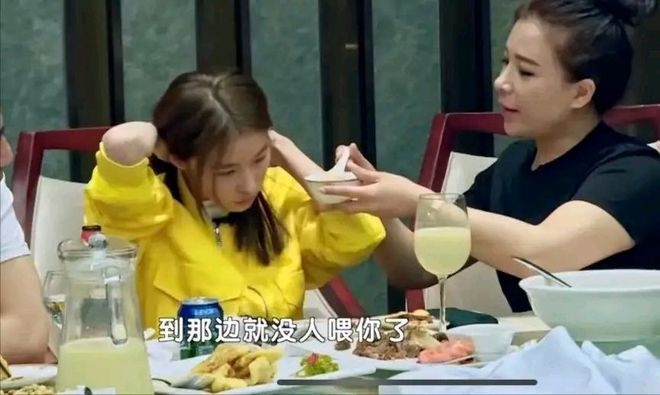 Emc易倍体育：辽宁16岁巨婴刘思琦：吃饭靠人喂每天花销过万如今过得如何(图12)