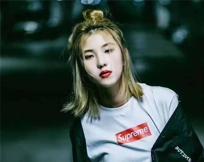 Emc易倍体育：辽宁16岁巨婴刘思琦：吃饭靠人喂每天花销过万如今过得如何(图2)