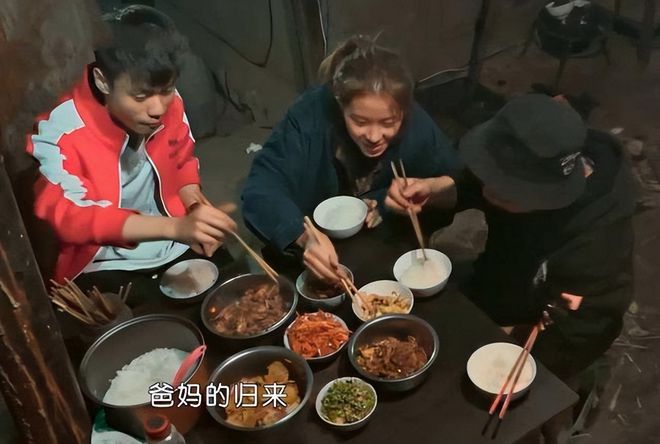 Emc易倍体育：辽宁16岁巨婴刘思琦：吃饭靠人喂每天花销过万如今过得如何(图15)