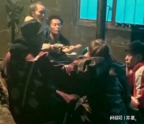 “巨婴”刘思琦：16岁吃饭靠人喂日花销过万如今状况让人惊讶(图16)