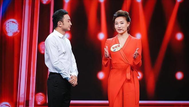 易倍体育网站：央视主持人李梓萌竟戴假发工作18年摘下假发后太惊艳了！(图3)