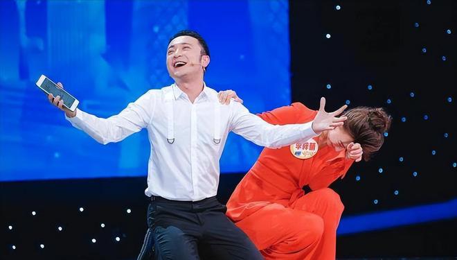 易倍体育网站：央视主持人李梓萌竟戴假发工作18年摘下假发后太惊艳了！(图4)