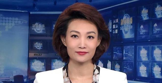 易倍体育网站：央视主持人李梓萌竟戴假发工作18年摘下假发后太惊艳了！(图11)