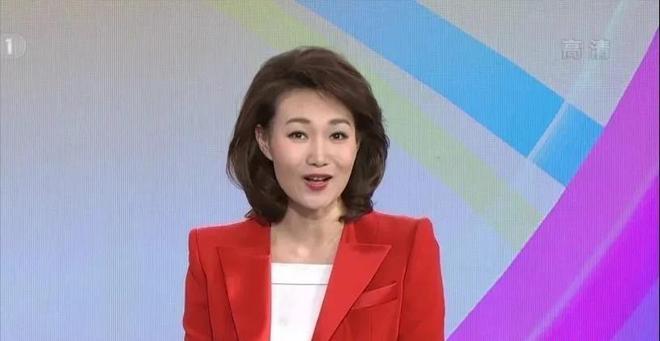 易倍体育网站：央视主持人李梓萌竟戴假发工作18年摘下假发后太惊艳了！(图9)