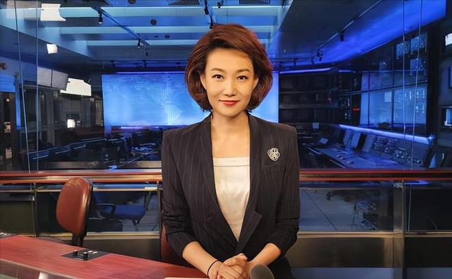 易倍体育网站：央视主持人李梓萌竟戴假发工作18年摘下假发后太惊艳了！(图12)
