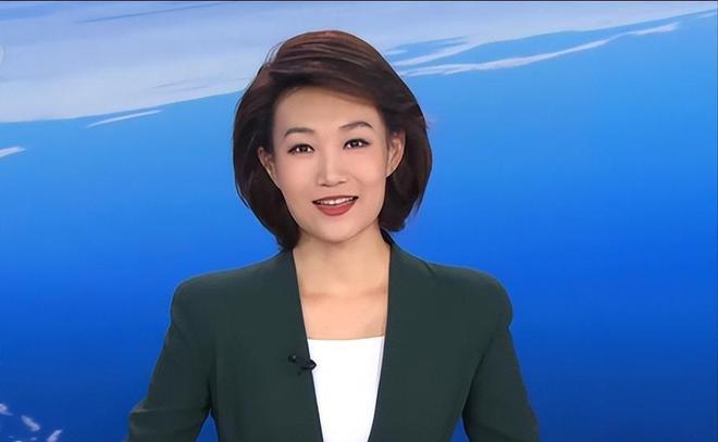 易倍体育网站：央视主持人李梓萌竟戴假发工作18年摘下假发后太惊艳了！(图13)