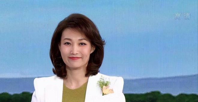 易倍体育网站：央视主持人李梓萌竟戴假发工作18年摘下假发后太惊艳了！(图14)
