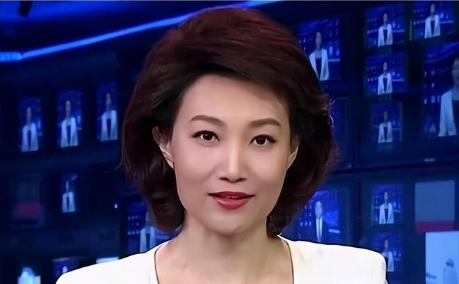 易倍体育网站：央视主持人李梓萌竟戴假发工作18年摘下假发后太惊艳了！(图15)