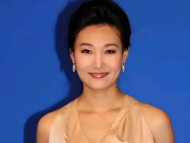 易倍体育网站：央视主持人李梓萌竟戴假发工作18年摘下假发后太惊艳了！(图16)