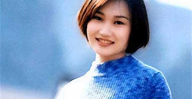 易倍体育网站：央视主持人李梓萌竟戴假发工作18年摘下假发后太惊艳了！(图17)