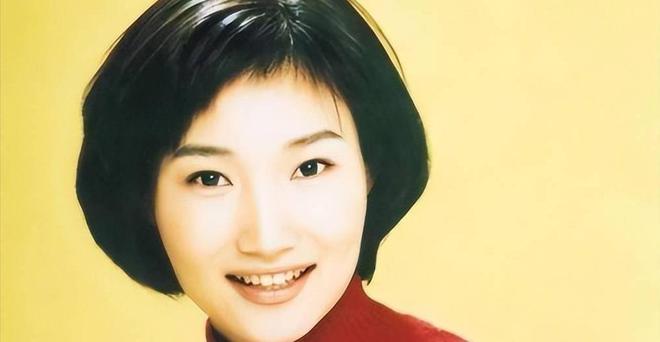 易倍体育网站：央视主持人李梓萌竟戴假发工作18年摘下假发后太惊艳了！(图19)