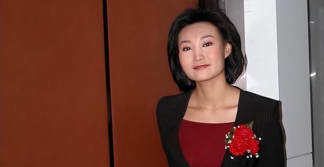 易倍体育网站：央视主持人李梓萌竟戴假发工作18年摘下假发后太惊艳了！(图23)