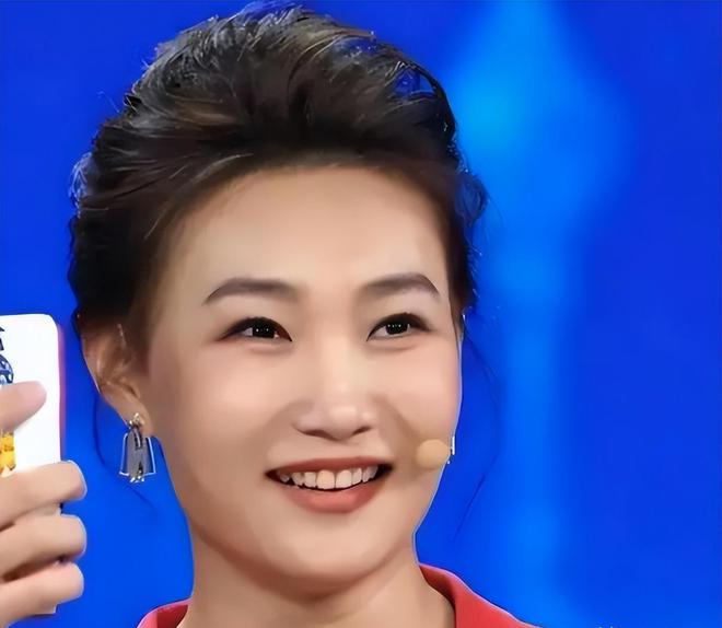 易倍体育网站：央视主持人李梓萌竟戴假发工作18年摘下假发后太惊艳了！(图24)