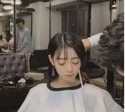 神似热巴的抖音美女接了头发秒变杀马特网友：差距一目了然！(图2)