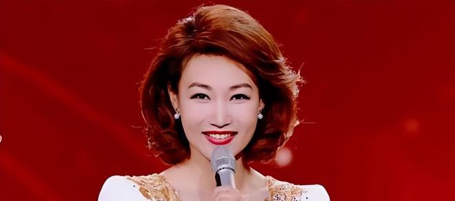 Emc易倍体育：央视主持人李梓萌戴假发工作20年摘下假发后原来这么漂亮！(图4)