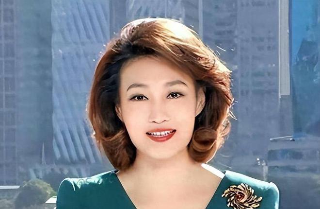 Emc易倍体育：央视主持人李梓萌戴假发工作20年摘下假发后原来这么漂亮！(图10)