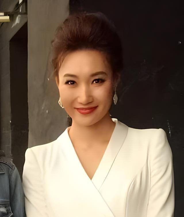 Emc易倍体育：央视主持人李梓萌戴假发工作20年摘下假发后原来这么漂亮！(图2)