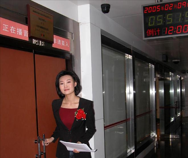 Emc易倍体育：央视主持人李梓萌戴假发工作20年摘下假发后原来这么漂亮！(图6)