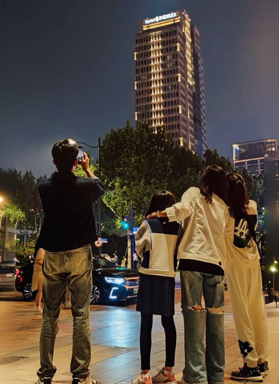 易倍体育网站：陆毅携妻女遛弯47岁发量浓密像戴假发与15岁女儿似孪生兄妹(图4)