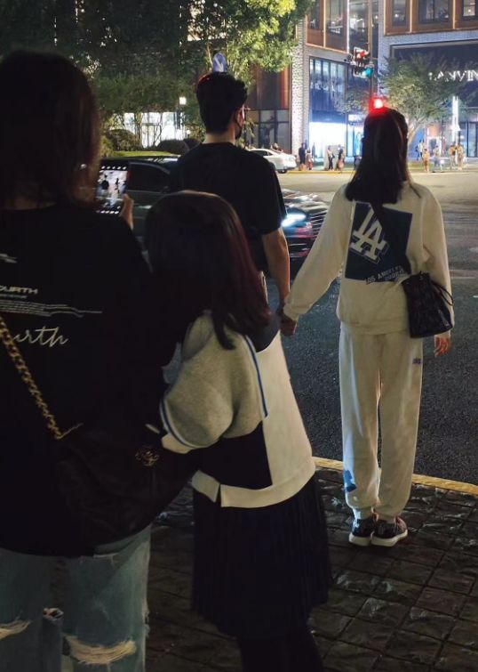 易倍体育网站：陆毅携妻女遛弯47岁发量浓密像戴假发与15岁女儿似孪生兄妹(图2)