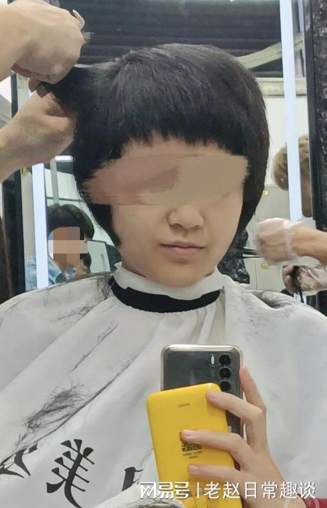 18岁女生“洗剪吹”后大哭情绪崩溃引围观：网友感慨剪得像头盔(图2)