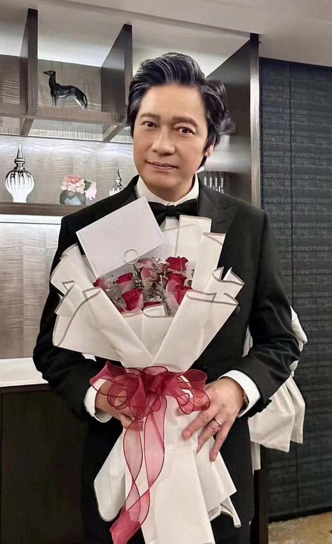 易倍体育网站：60岁TVB视帝罕见返港发量惊人被质疑戴假发本人正面回应(图5)