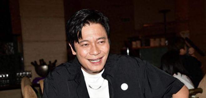 易倍体育网站：60岁TVB视帝罕见返港发量惊人被质疑戴假发本人正面回应(图4)