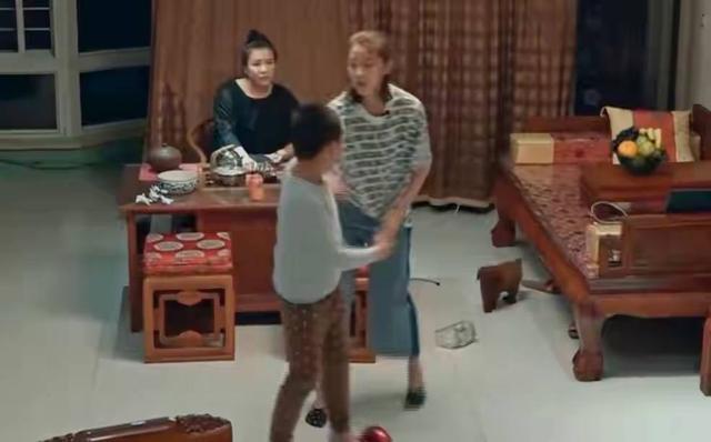 辽宁16岁女孩逛街花一万元吃饭靠人喂开兰博基尼卖手机壳(图5)