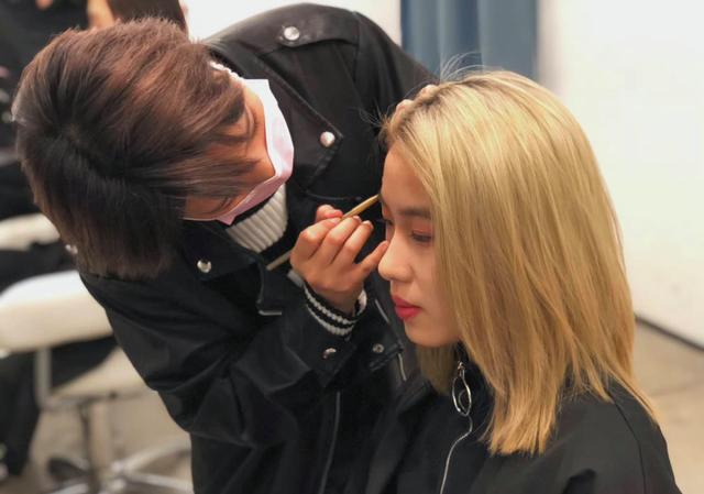 辽宁16岁女孩逛街花一万元吃饭靠人喂开兰博基尼卖手机壳(图4)