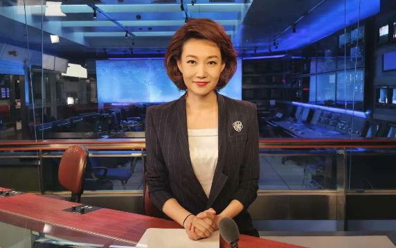 Emc易倍体育：这六位美女主持人背后的故事你可能不知道！(图9)