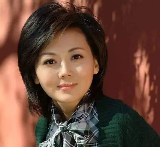 Emc易倍体育：这六位美女主持人背后的故事你可能不知道！(图19)