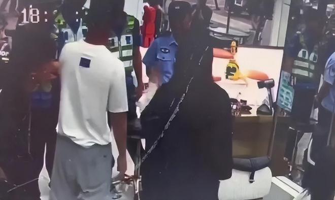 易倍体育网站：广东女童剪掉顾客女子报警索要赔偿网友指责她不该跟孩子计较(图3)