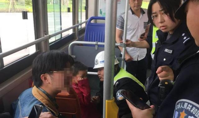 人偶被熊孩子扇脸踢踹后生气反击网友一边倒喊“支持”？(图4)