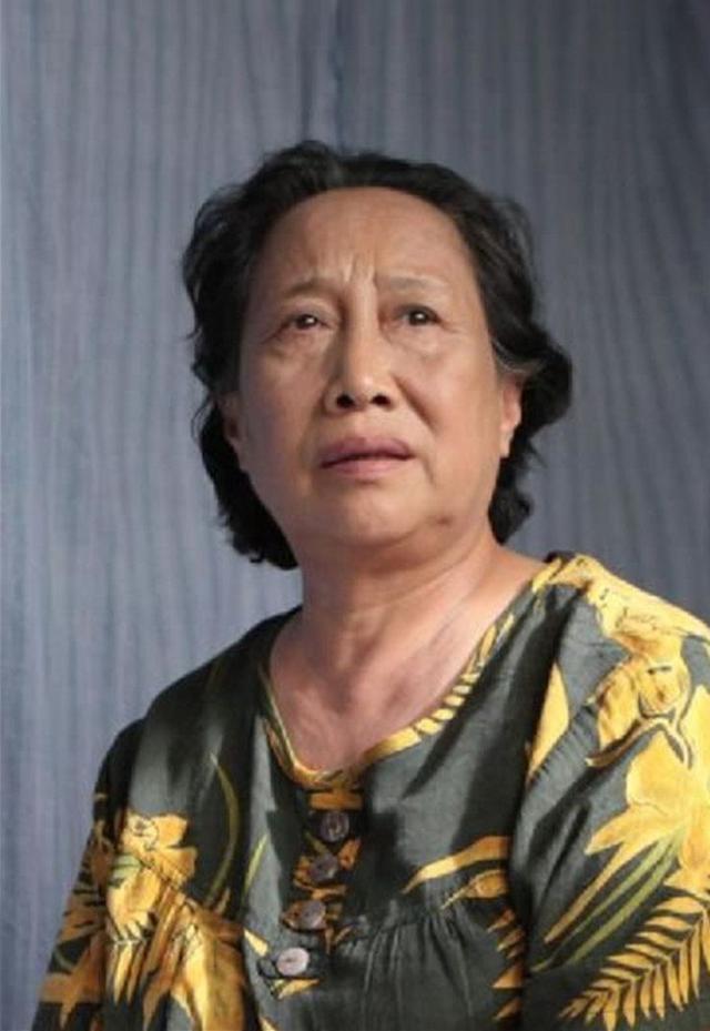 易倍体育网站：看了孙桂田的打扮我悟了：穿奶奶装、头发烫卷接地气也很优雅(图6)