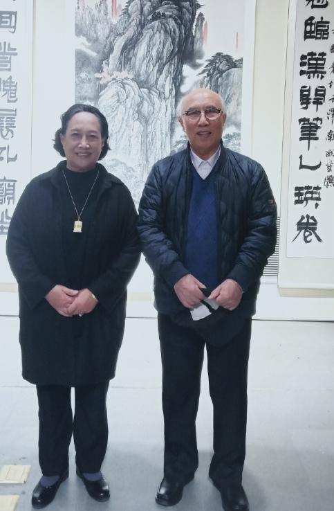 易倍体育网站：看了孙桂田的打扮我悟了：穿奶奶装、头发烫卷接地气也很优雅(图4)