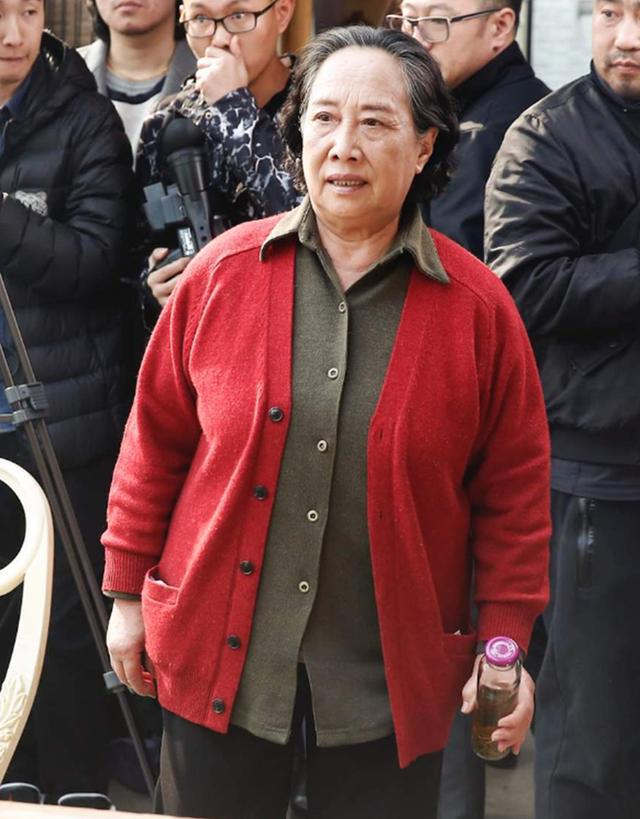 易倍体育网站：看了孙桂田的打扮我悟了：穿奶奶装、头发烫卷接地气也很优雅(图9)
