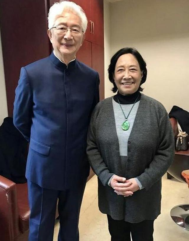 易倍体育网站：看了孙桂田的打扮我悟了：穿奶奶装、头发烫卷接地气也很优雅(图10)