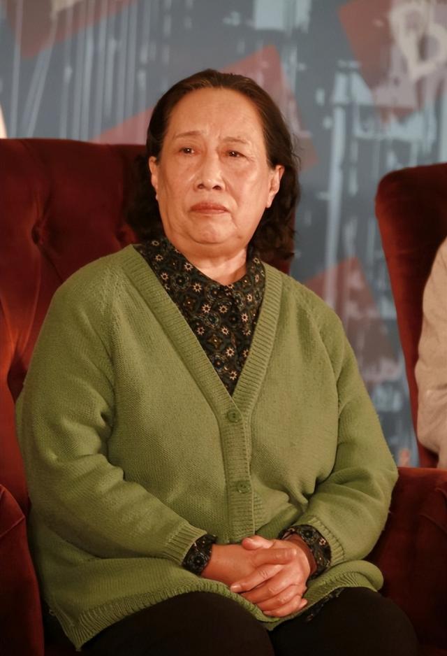 易倍体育网站：看了孙桂田的打扮我悟了：穿奶奶装、头发烫卷接地气也很优雅(图7)