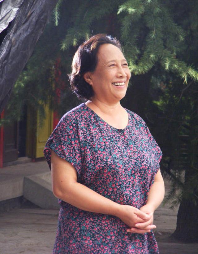 易倍体育网站：看了孙桂田的打扮我悟了：穿奶奶装、头发烫卷接地气也很优雅(图3)