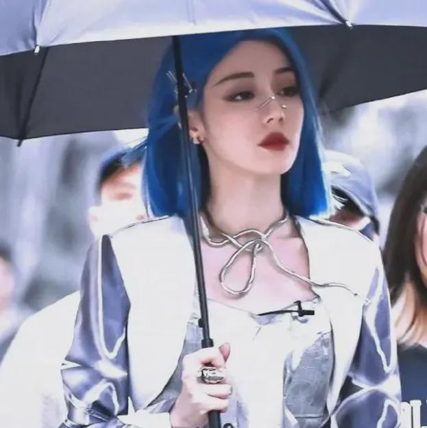 易倍体育网站：迪丽热巴cos机械姬可塑性太强了蓝发唇钉被吹爆突破次元壁(图2)