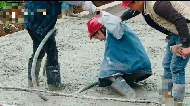 凌晨工厂门口挤满了大学生寒假工谁说零零后这一代不能吃苦？(图4)