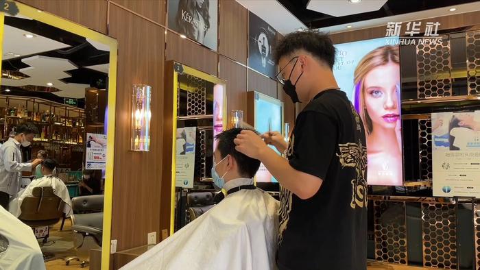 狂掉发、少白头……年轻人的“三千烦恼丝”何解？｜第2眼(图2)