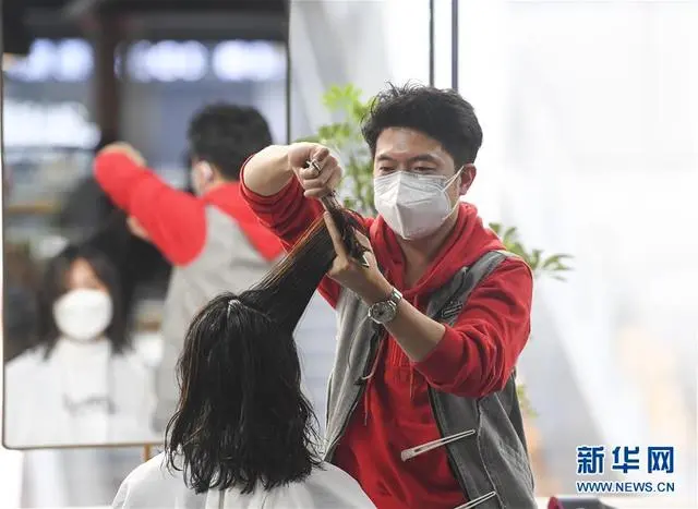 狂掉发、少白头……年轻人的“三千烦恼丝”何解？｜第2眼(图4)